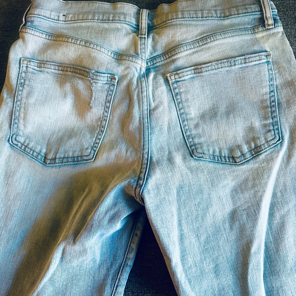 GAP Girlfriend Jeans Size 8R/29 Distress Blue Mid Rise Cuffed Raw Hem - Picture 2 of 4